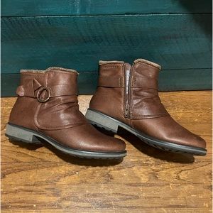 Baretraps W 9.5 ankle boots